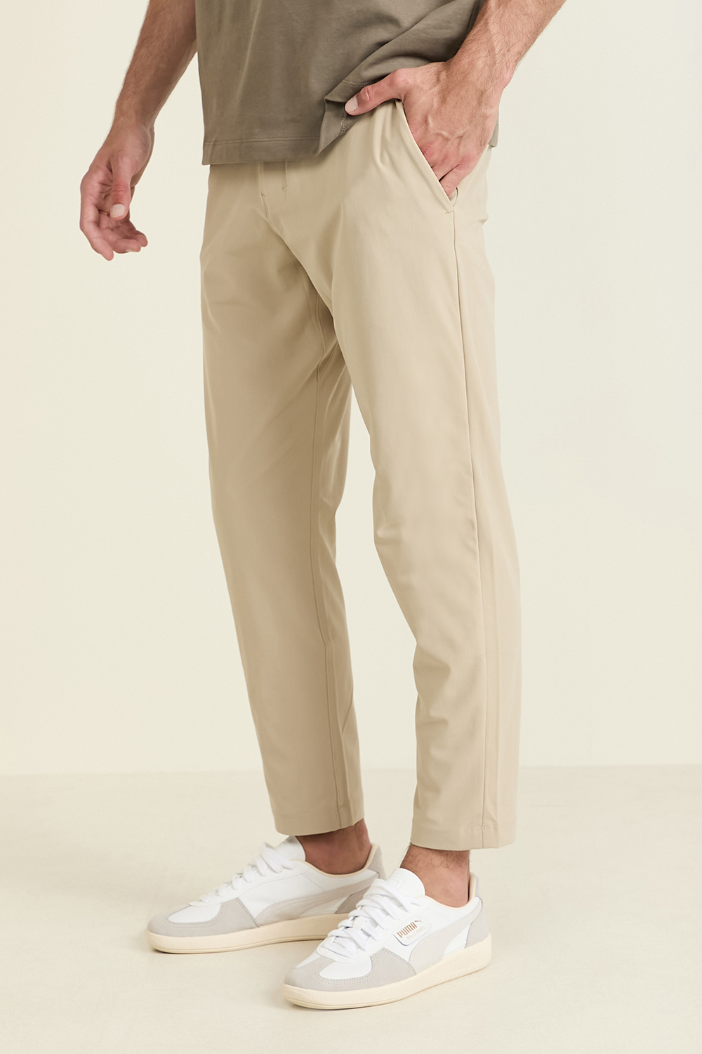 תמונת דוגמן קידמית של ABC Slim-Fit Trouser 30"L LULULEMON