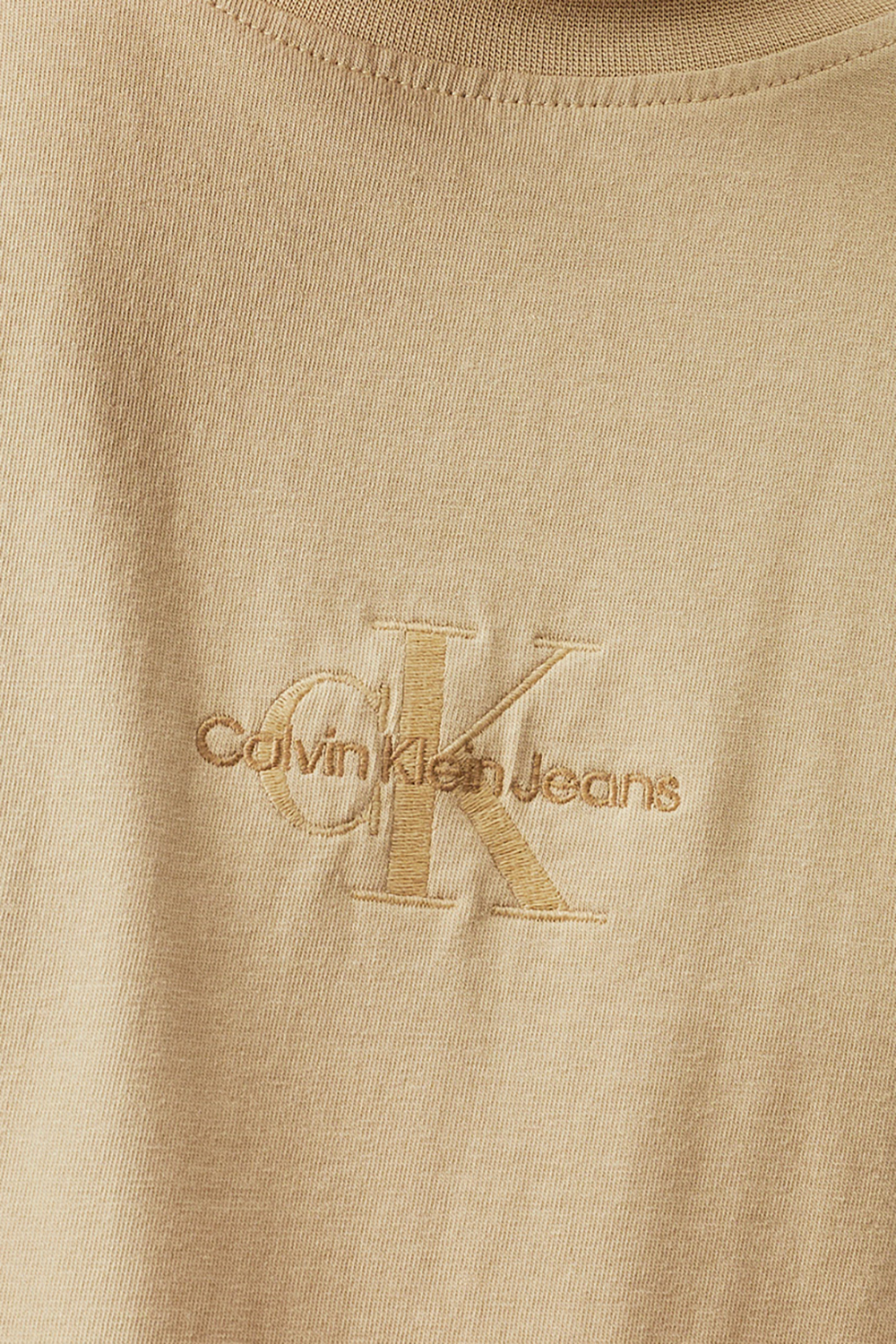 תמונת תקריב דוגמן של חולצת טי CALVIN KLEIN