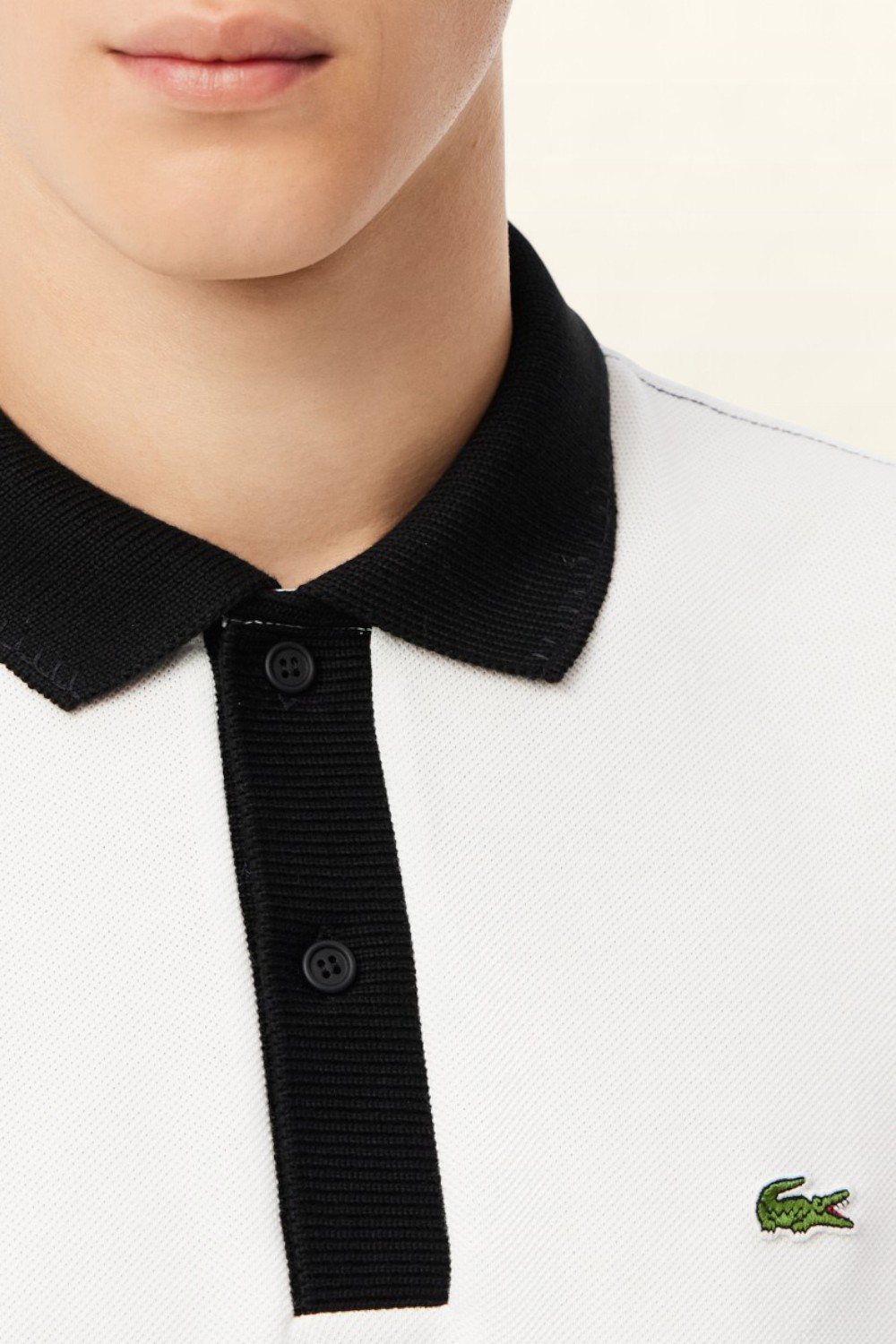 תמונת תקריב דוגמן של חולצת פולו קצרה LACOSTE