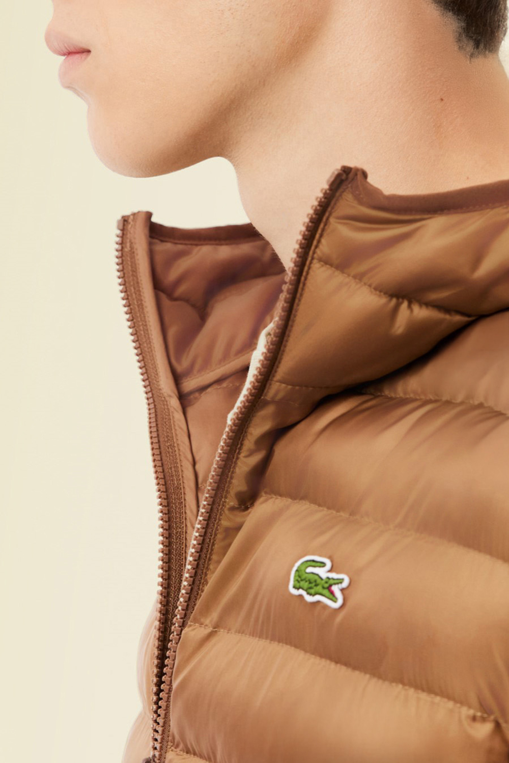 תמונת תקריב דוגמן של מעיל פוך LACOSTE