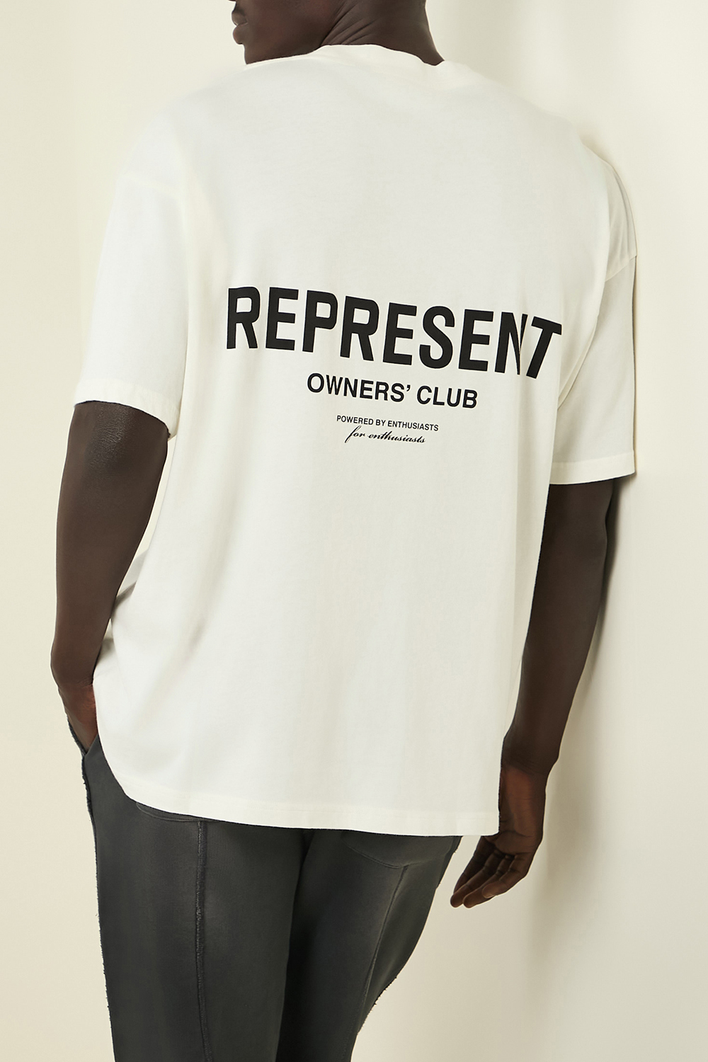 תמונת תקריב דוגמן של חולצת טי עם הדפס בגב REPRESENT