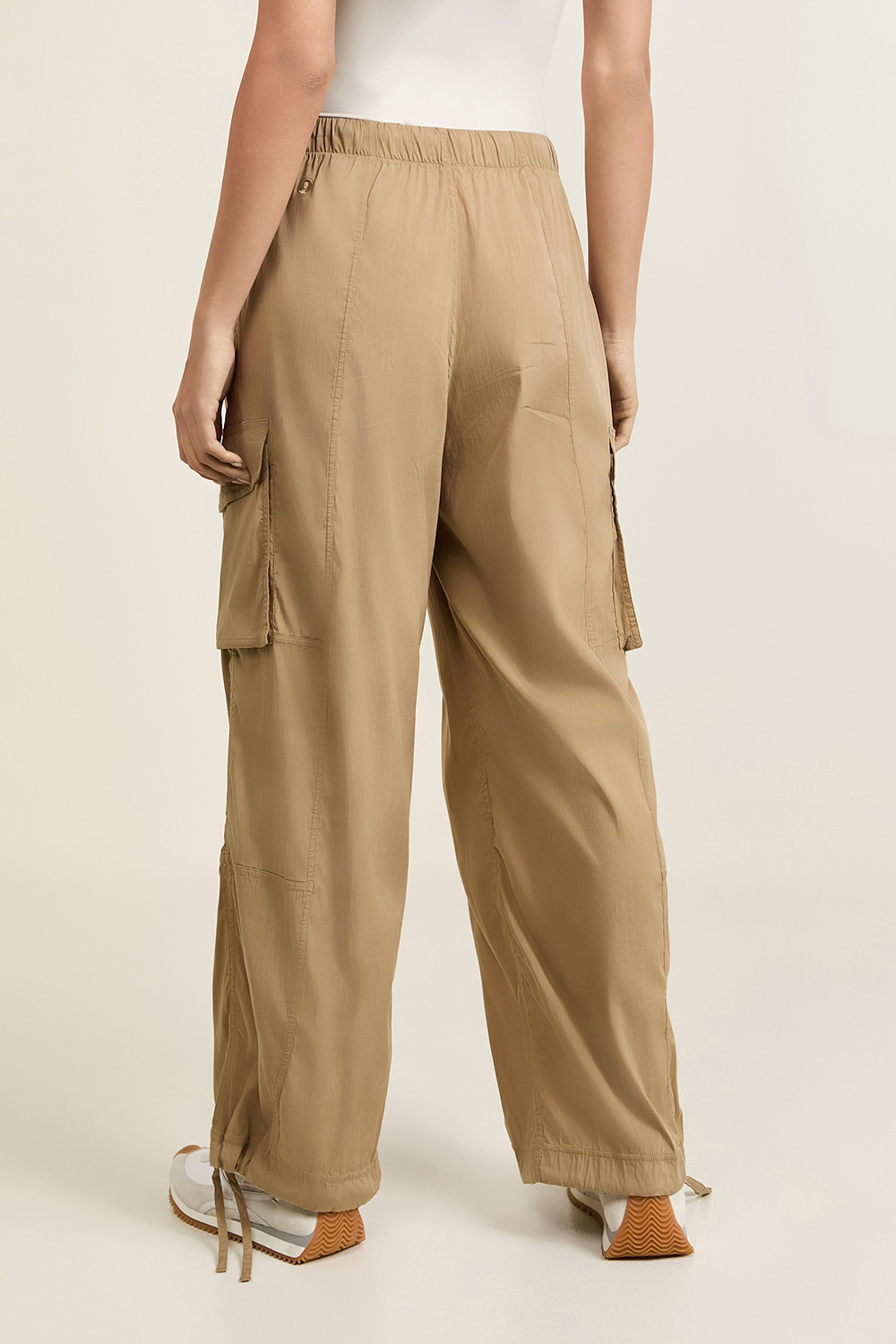 תמונת דוגמן אחורית של Lightweight Adjustable Mid-Rise Cargo Pant LULULEMON