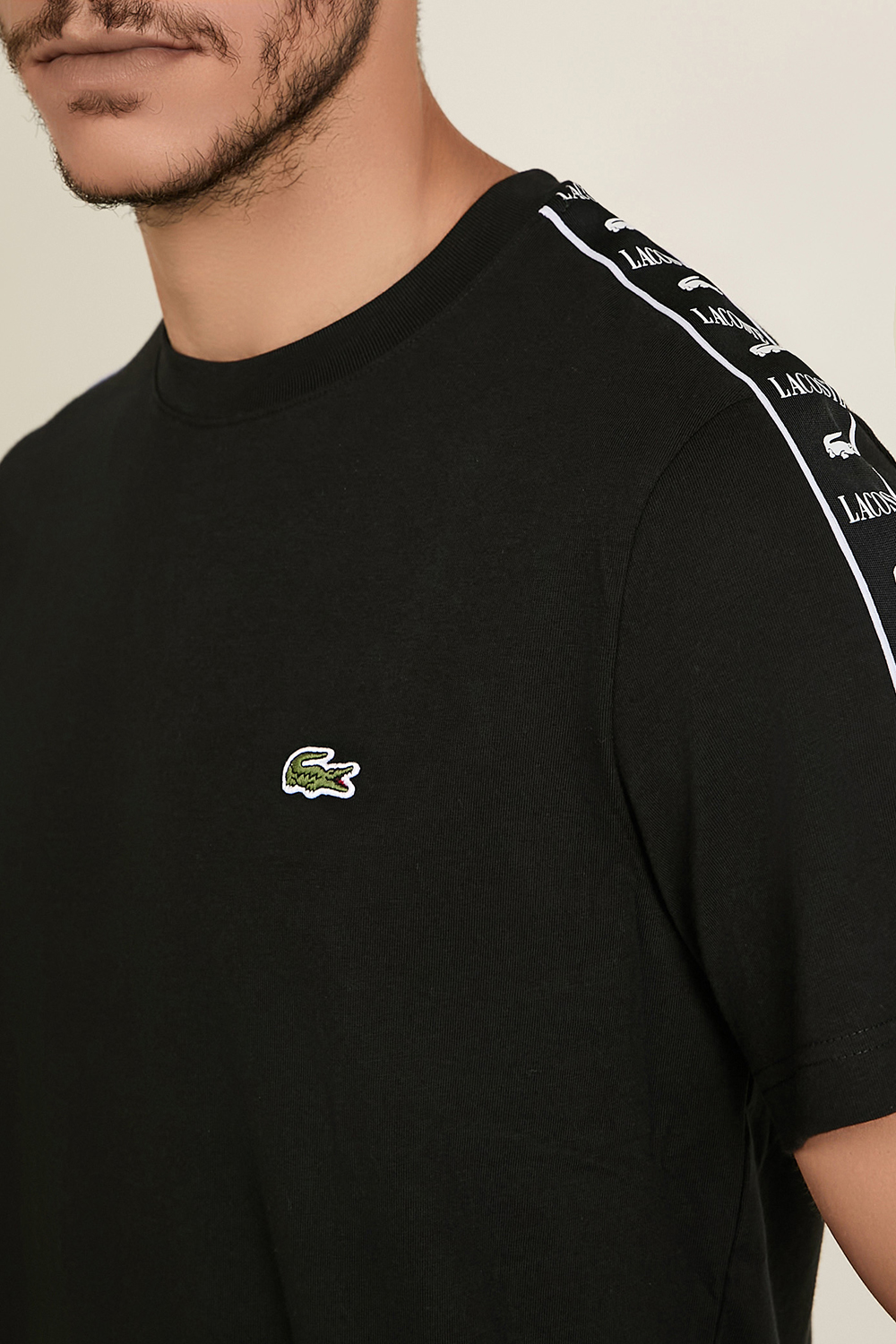 תמונת תקריב דוגמן של חולצת טי LACOSTE
