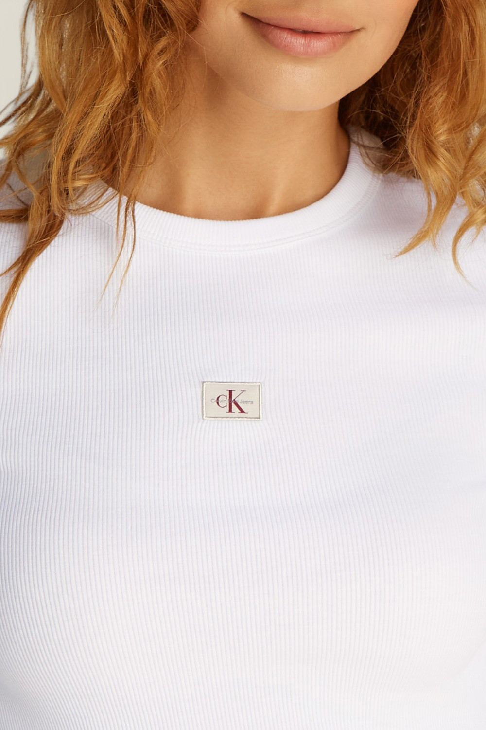 תמונת תקריב דוגמן של חולצת טי ריב CALVIN KLEIN