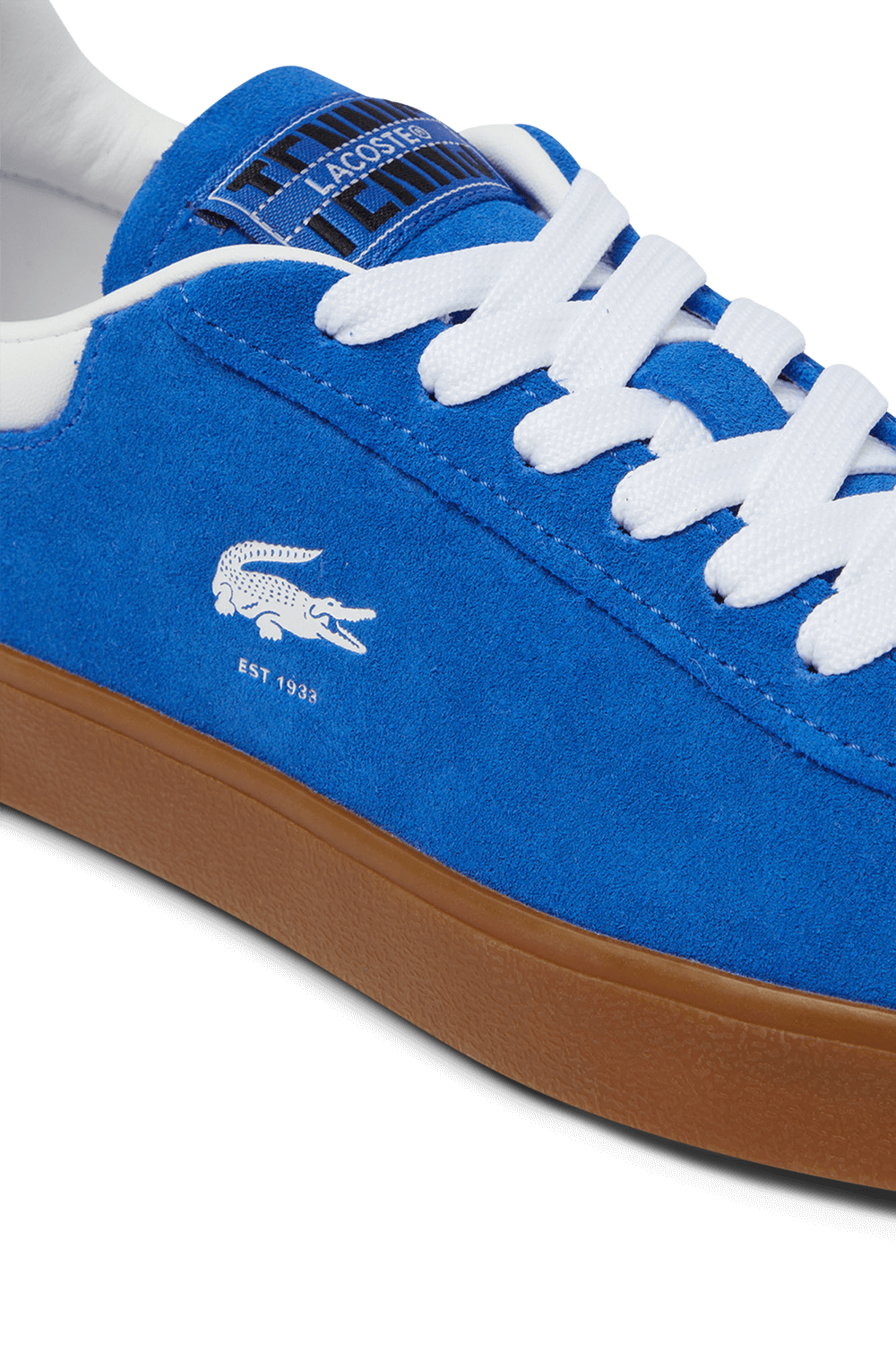 תמונת תקריב של נעלי סניקרס בייס שוט LACOSTE