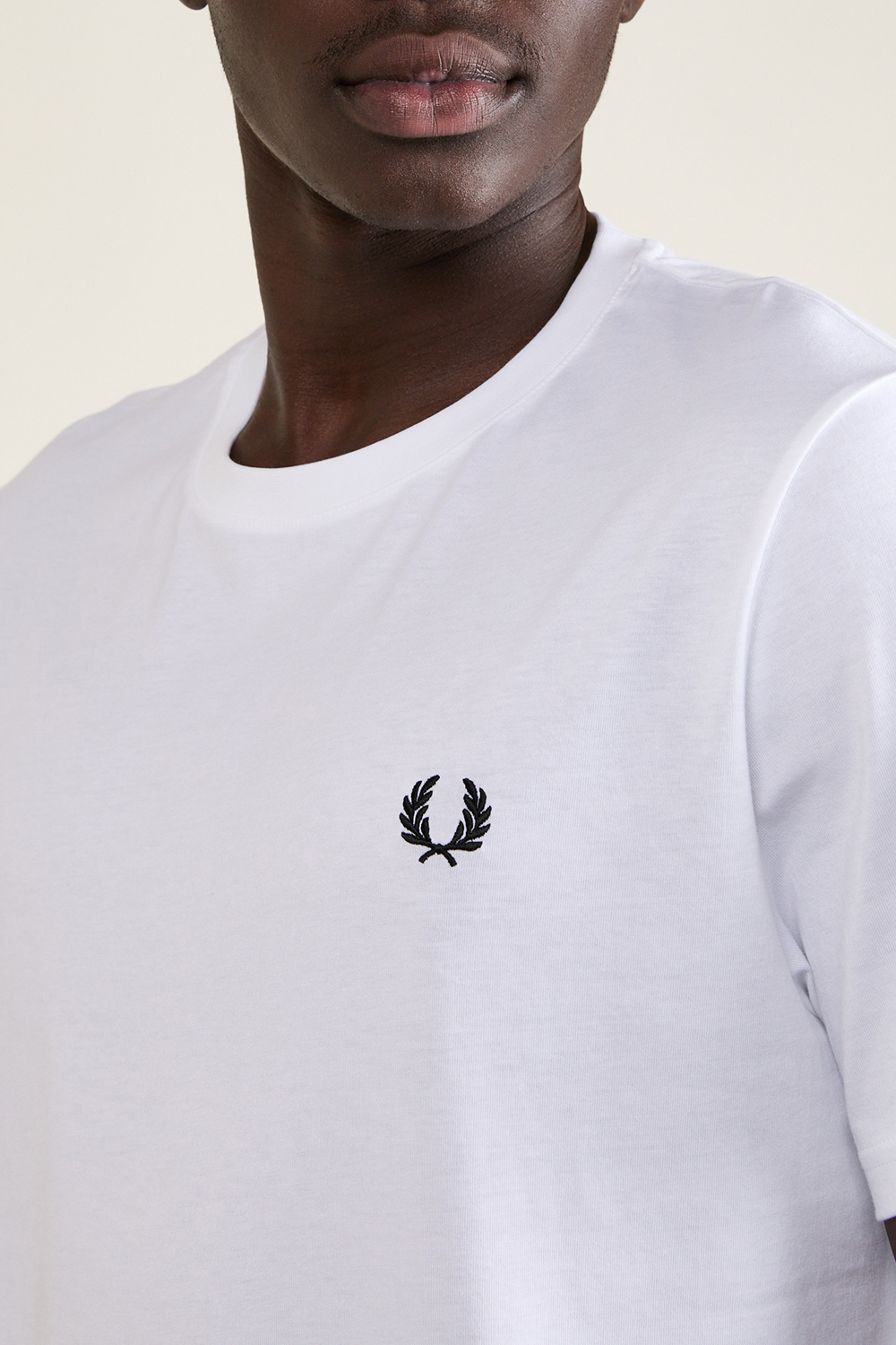 תמונת תקריב דוגמן של חולצת טי FRED PERRY