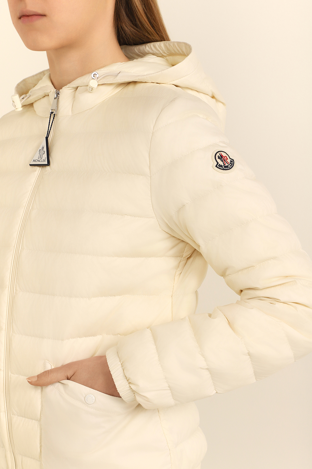 תמונת תקריב דוגמן של ז'קט קפוצ'ון MONCLER
