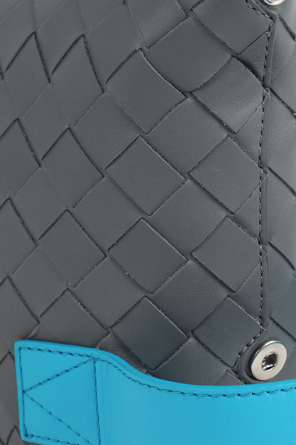 תמונת תקריב של תיק רחצה שתי וערב BOTTEGA VENETA