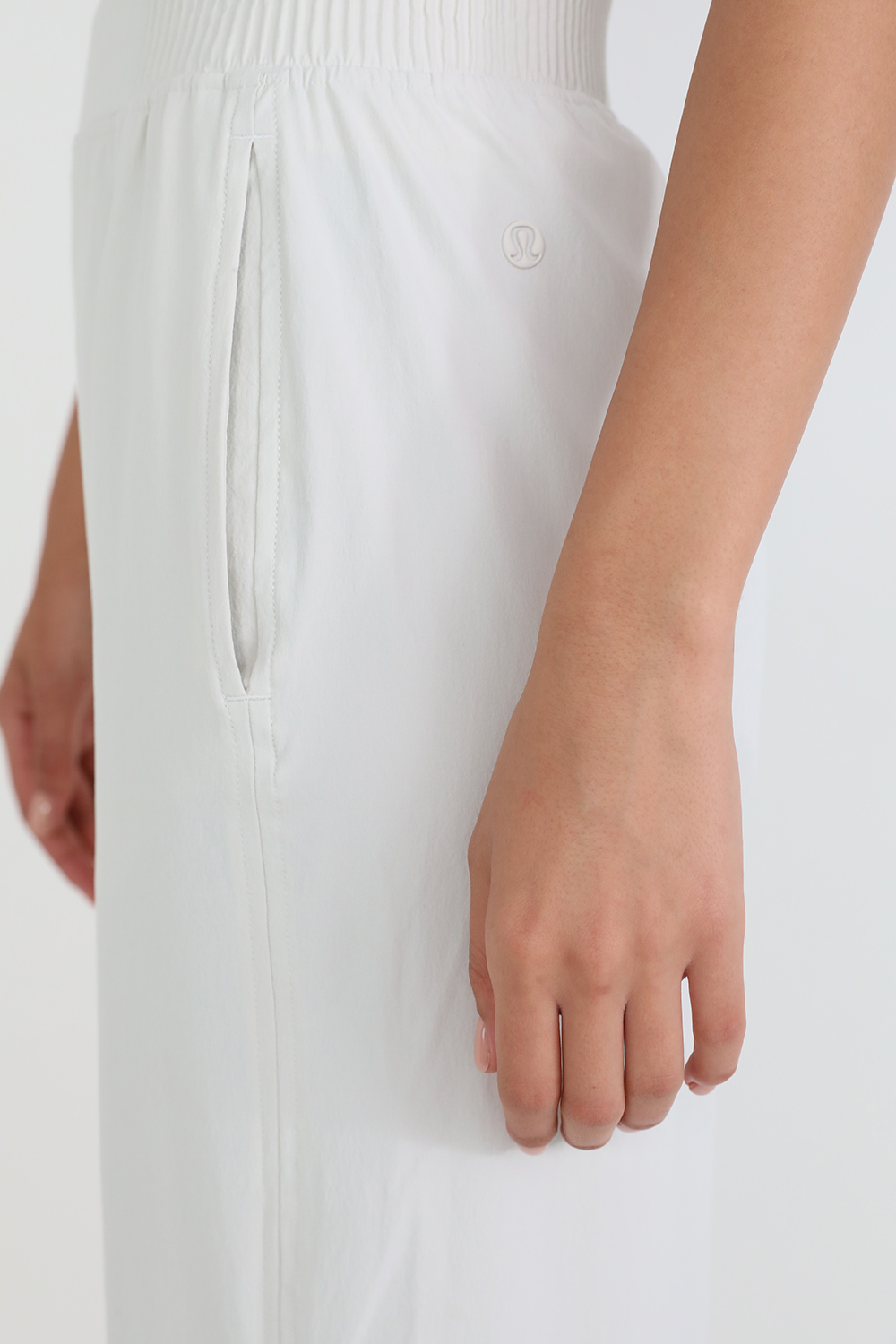 תמונת תקריב דוגמן של Stretch Woven Wide-Leg High-Rise Pant