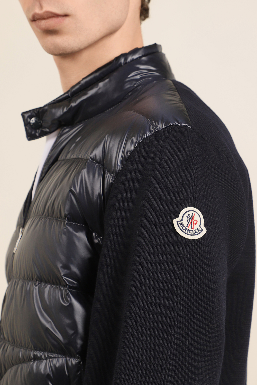 תמונת תקריב דוגמן של קרדיגן בשילוב פוך קל MONCLER