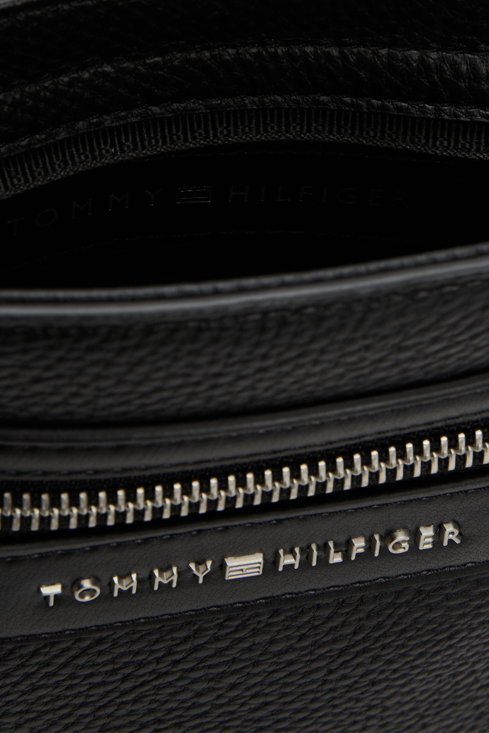 תמונת פנים של תיק קרוסבודי TOMMY HILFIGER