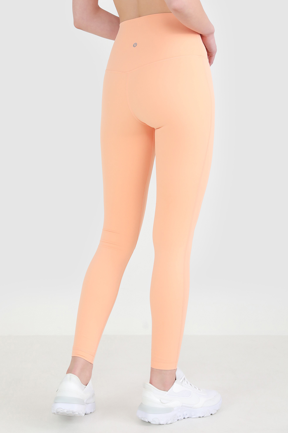 תמונת דוגמן אחורית של Align High-Rise Pant 28