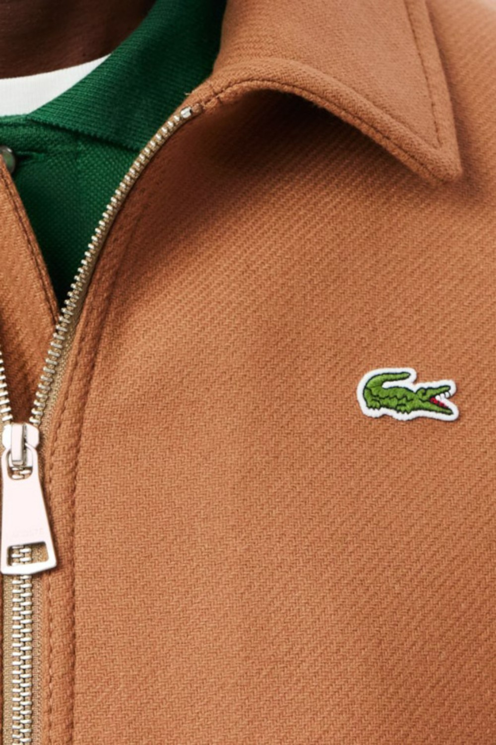 תמונת תקריב דוגמן של ז'קט מרופד LACOSTE
