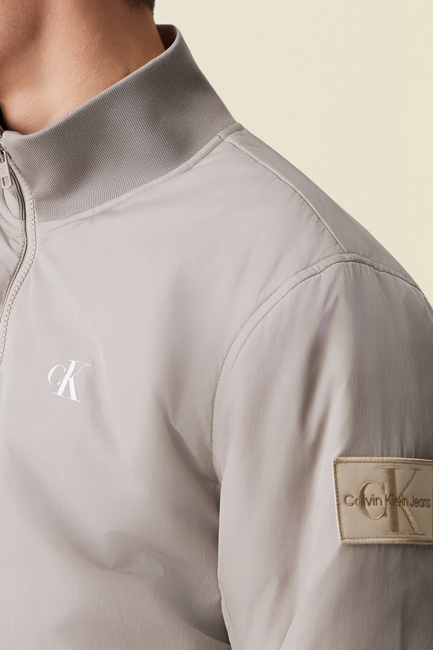 תמונת תקריב דוגמן של ז'קט מניילון ממוחזר CALVIN KLEIN