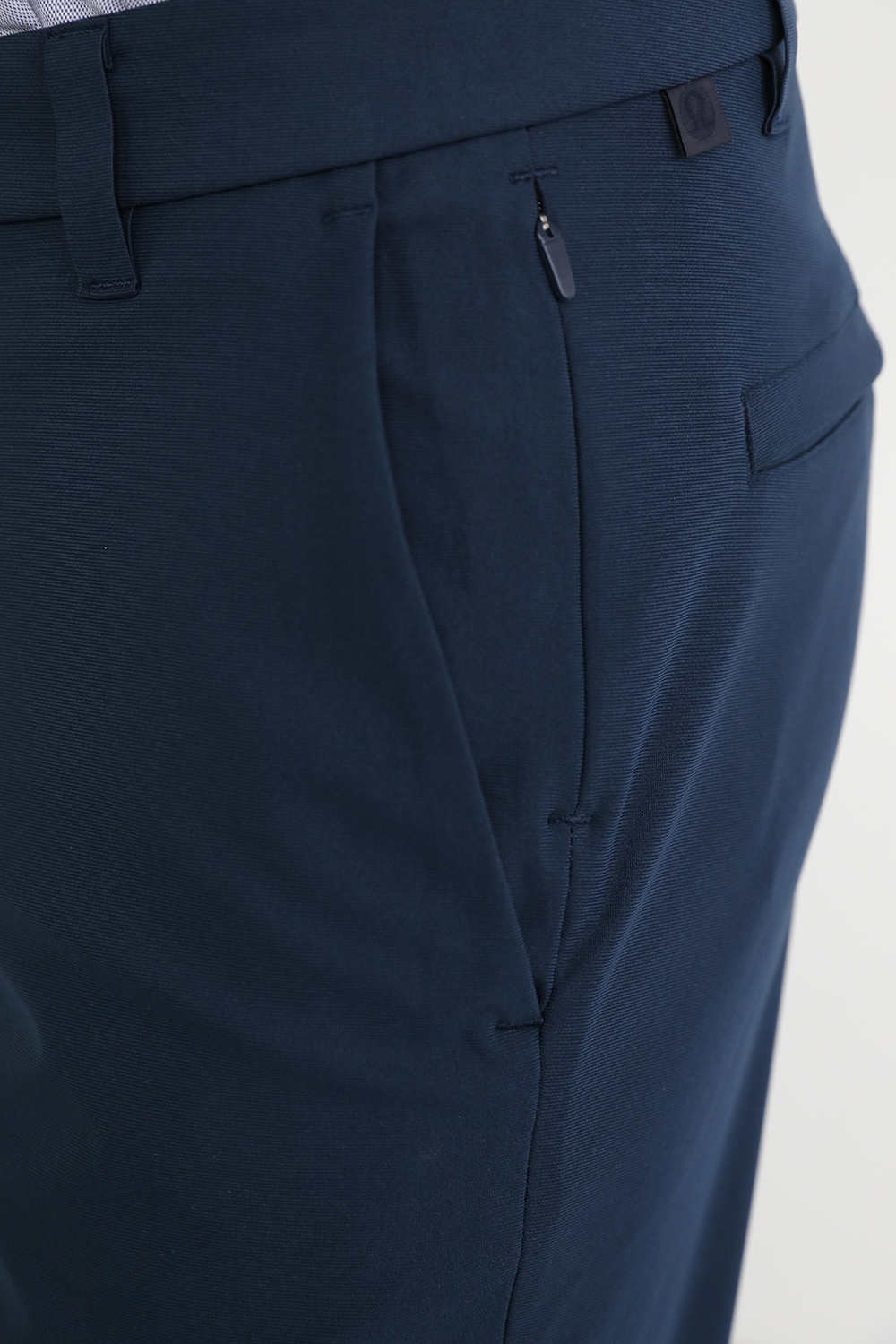 תמונת תקריב דוגמן של Commission Classic-Fit Pant 32"