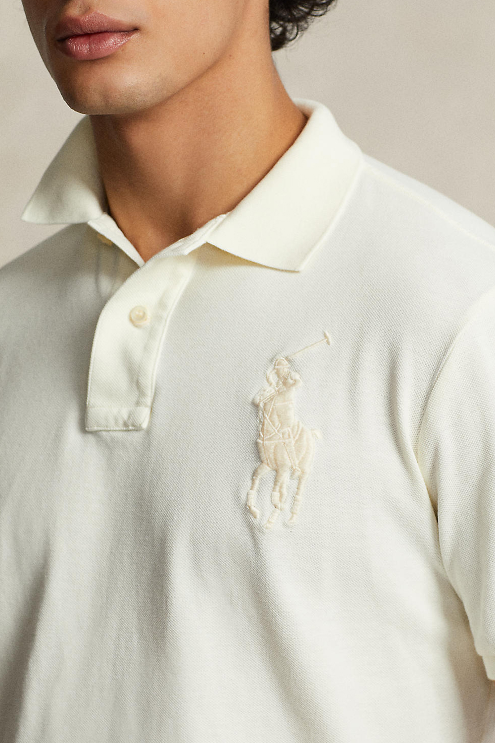 תמונת תקריב דוגמן של חולצת פולו קצרה POLO RALPH LAUREN