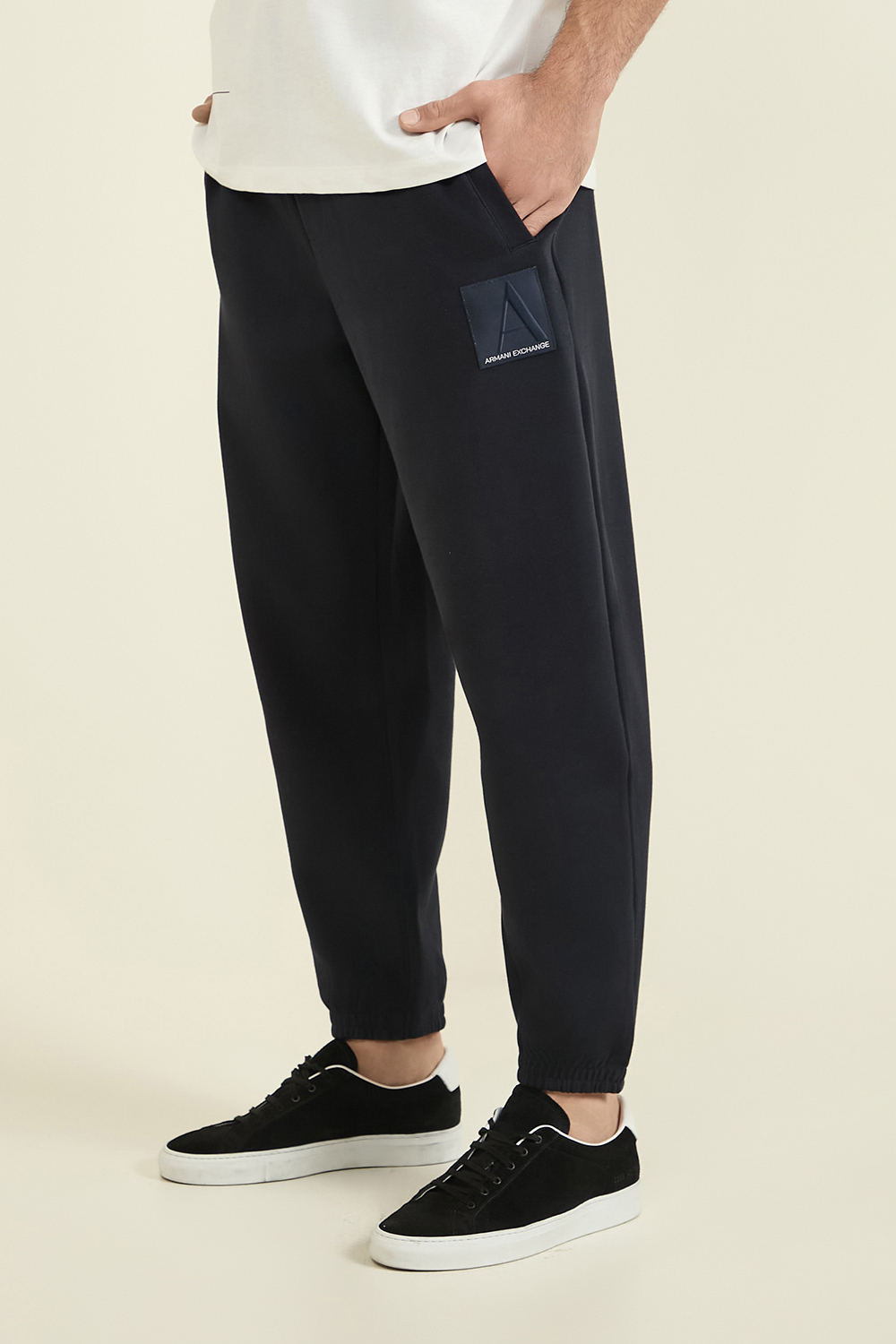 תמונת דוגמן קידמית של מכנסי ג'וג ARMANI EXCHANGE