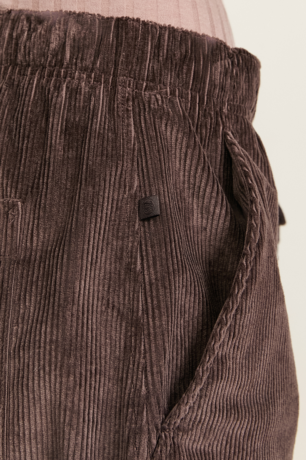 תמונת תקריב דוגמן של Corduroy Relaxed Mid-Rise Pull-On Pant
