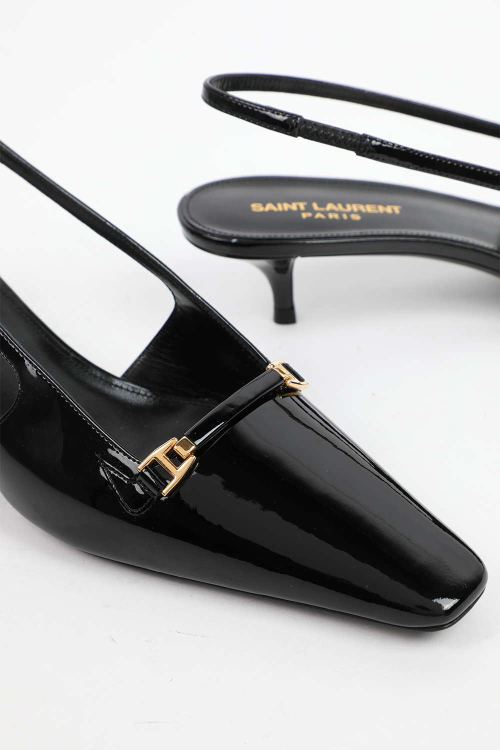 תמונת תקריב של נעלי עקב סלינג בק מעור SAINT LAURENT