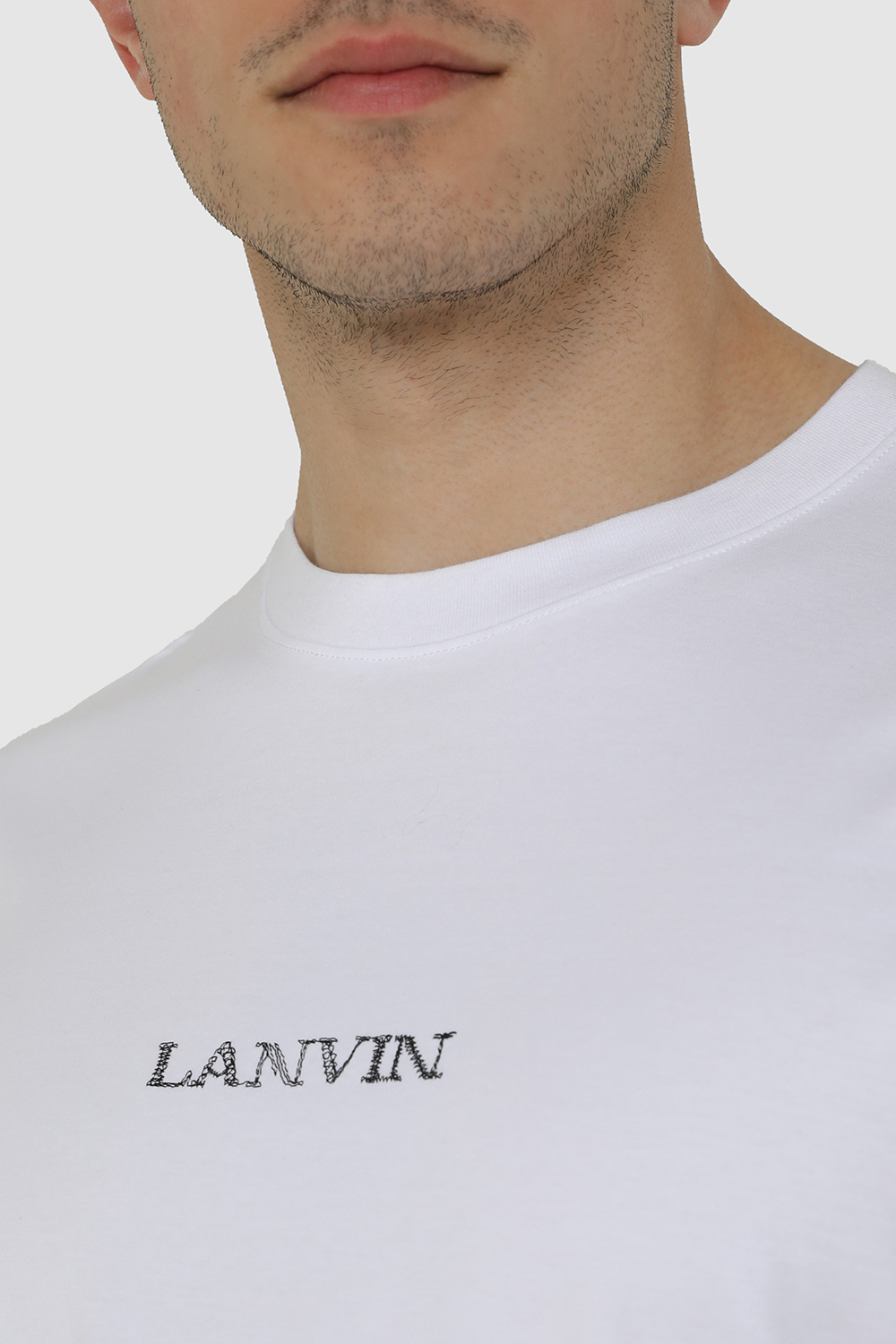 תמונת תקריב דוגמן של חולצת טי LANVIN