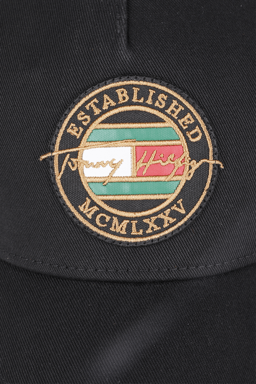 תמונת תקריב של Signature Patch Cap in Black TOMMY HILFIGER