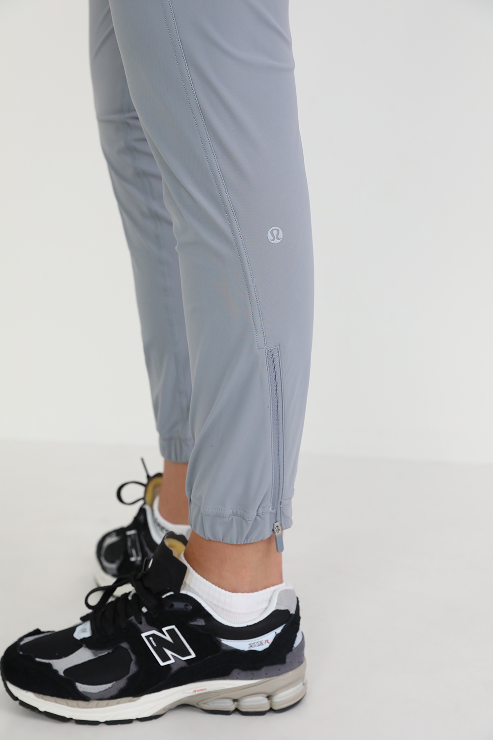 תמונת תקריב דוגמן של Adapted State High-Rise Cropped Jogger