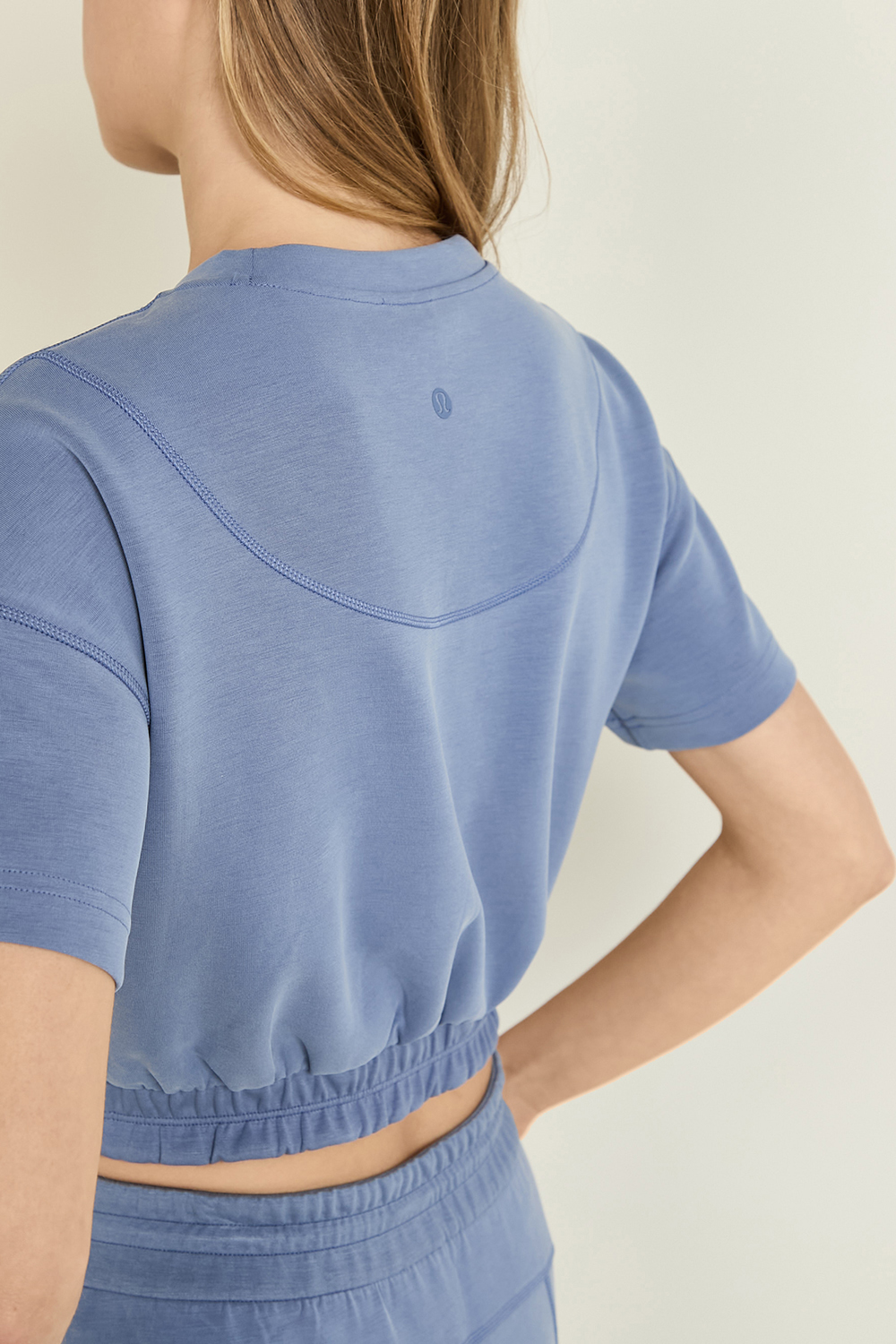 תמונת תקריב דוגמן של Softstreme Gathered T-Shirt LULULEMON