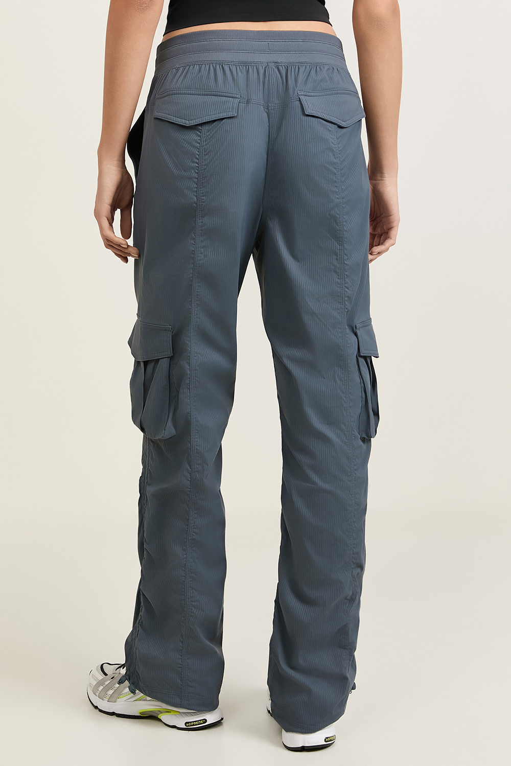 תמונת דוגמן אחורית של Dance Studio Relaxed-Fit Mid-Rise Cargo Jogger