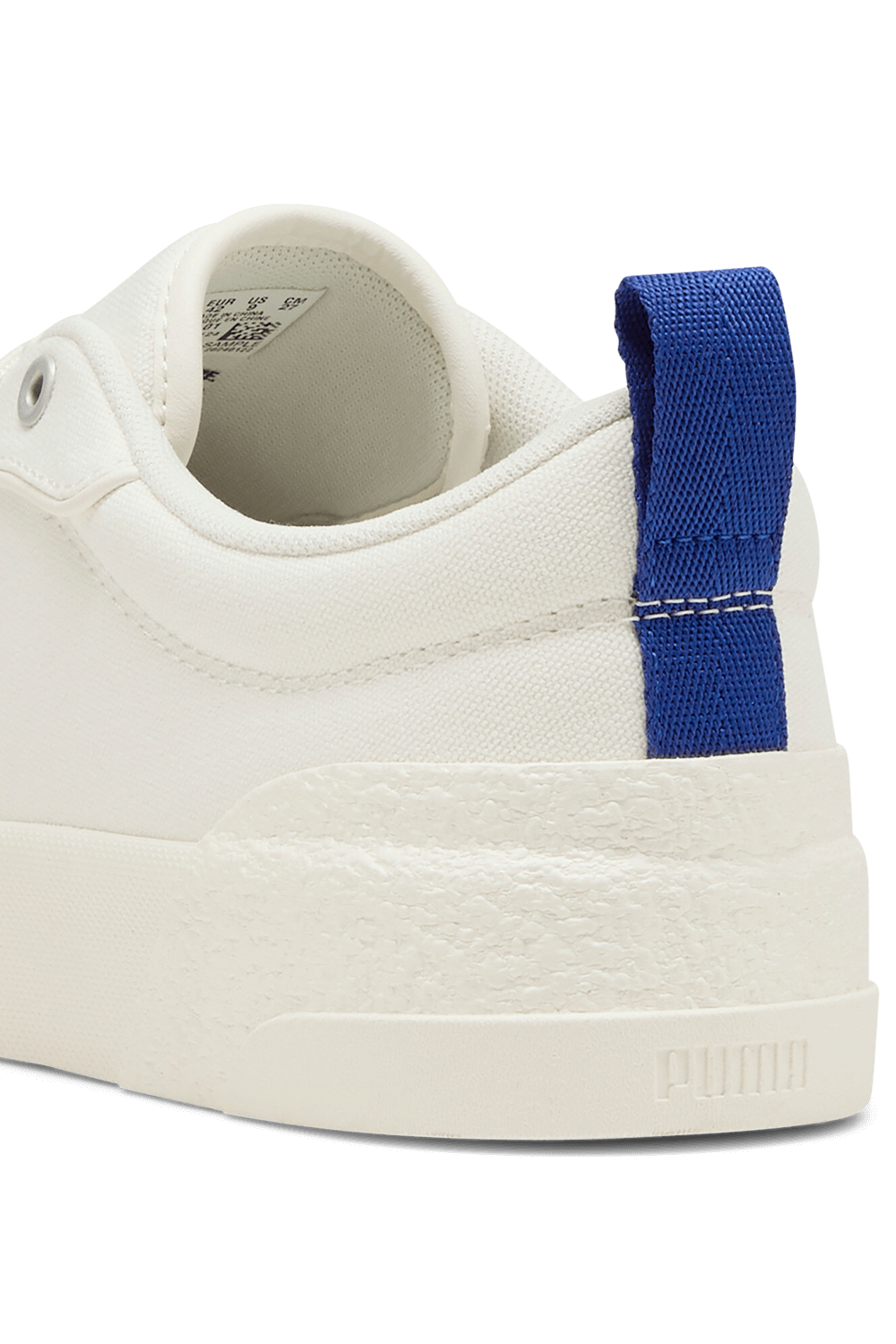תמונת תקריב של נעלי סניקרס PUMA