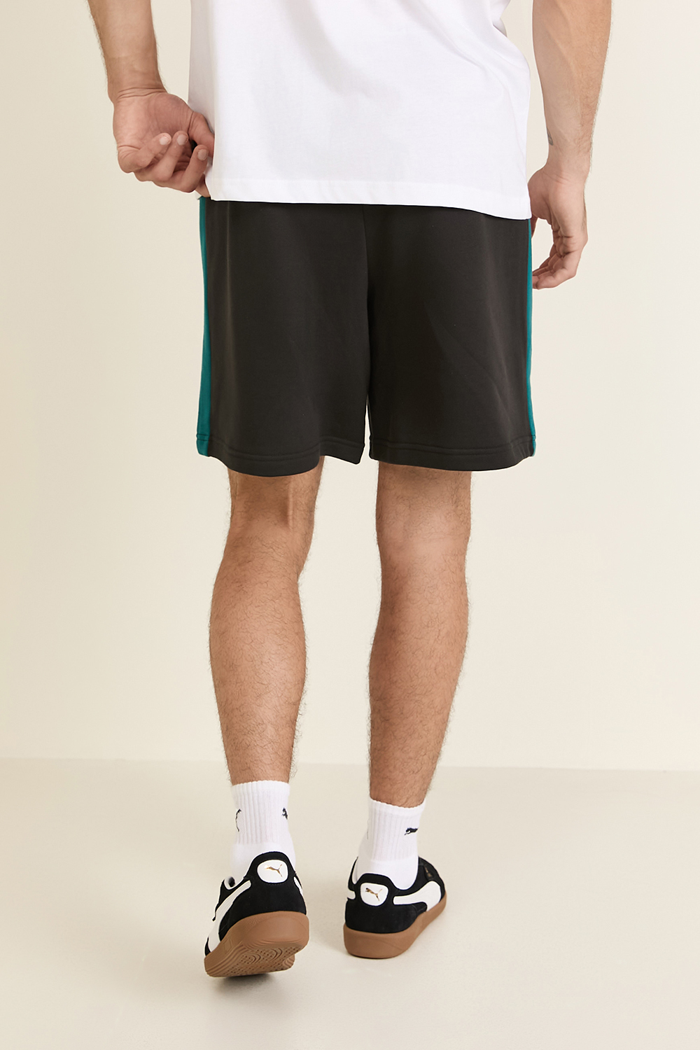תמונת דוגמן אחורית של מכנסי ג'וג קצרים PUMA