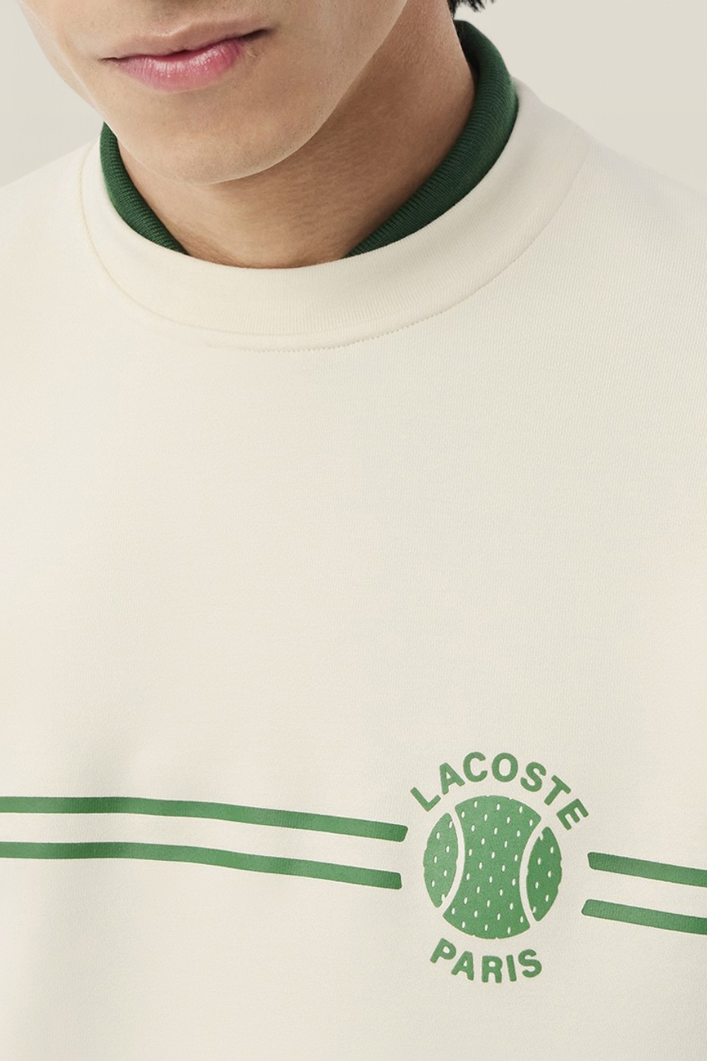 תמונת תקריב דוגמן של סווטשירט LACOSTE