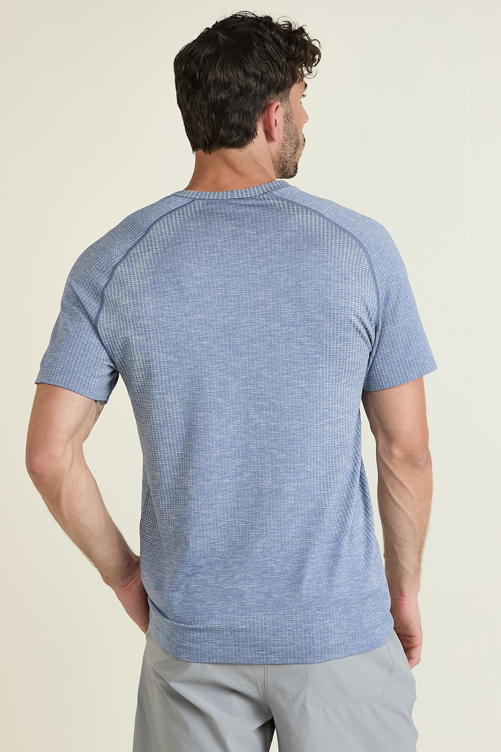 תמונת דוגמן אחורית של Metal Vent Tech Short Sleeve LULULEMON