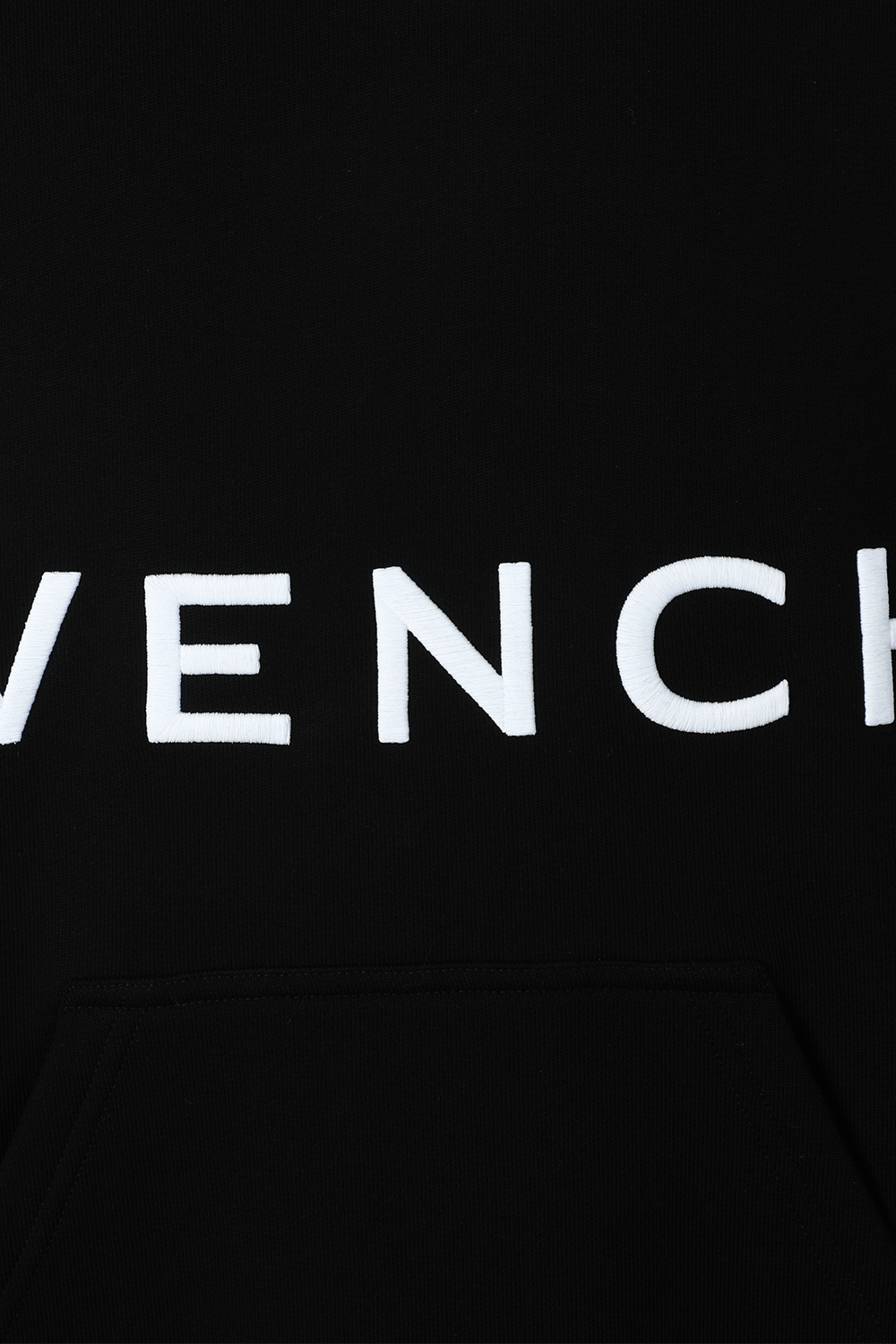 תמונת תקריב של סווטשירט קפוצ'ון שחור עם לוגו GIVENCHY