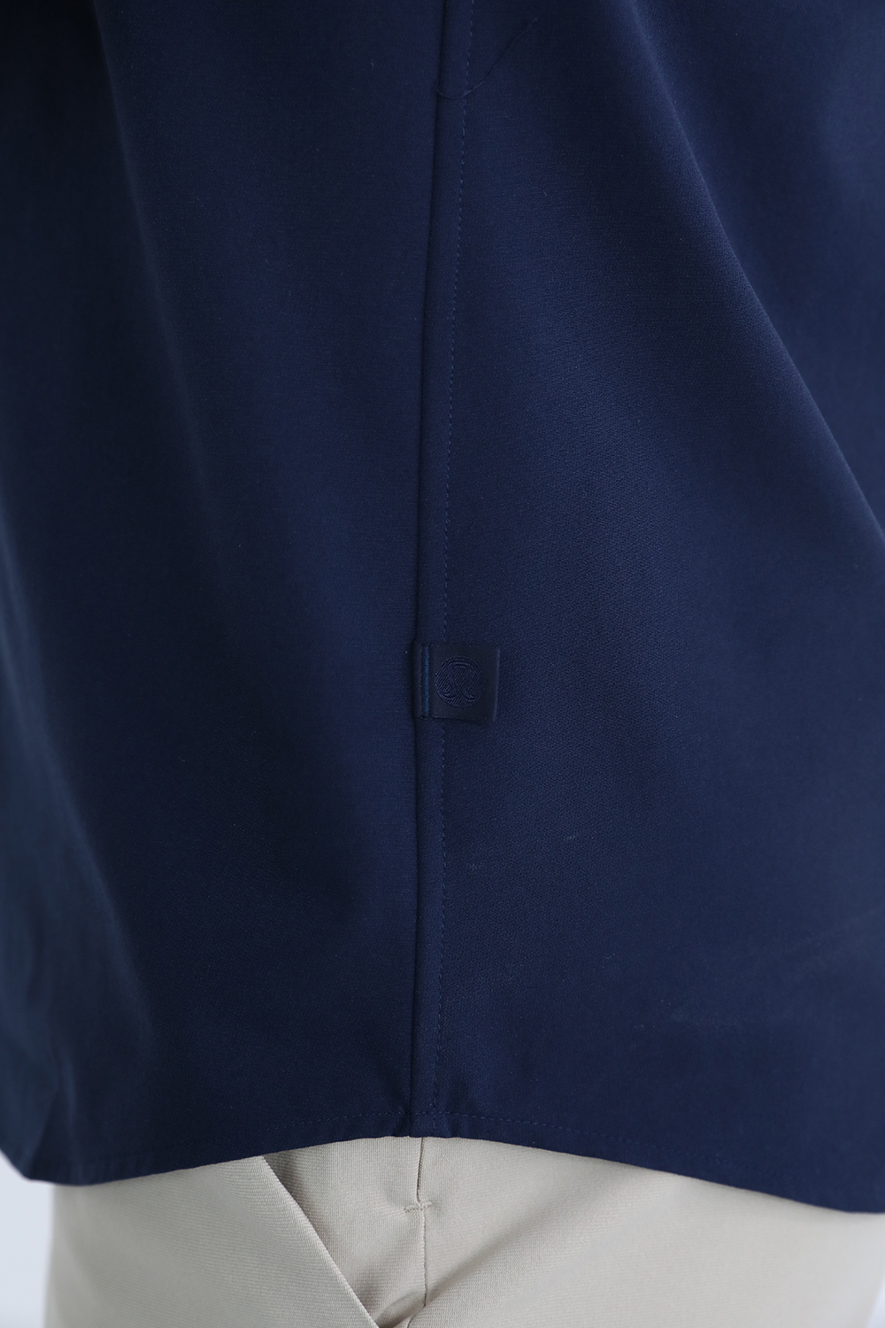 תמונת תקריב דוגמן של New Venture Slim- Fit LS Shirt