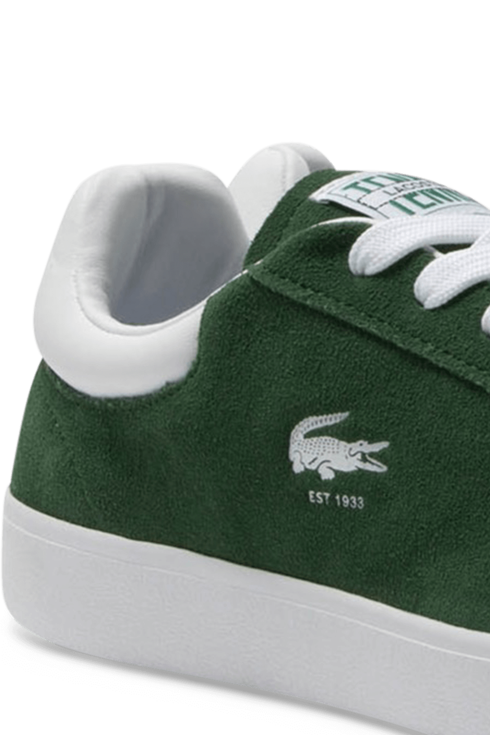 תמונת תקריב של נעלי סניקרס LACOSTE