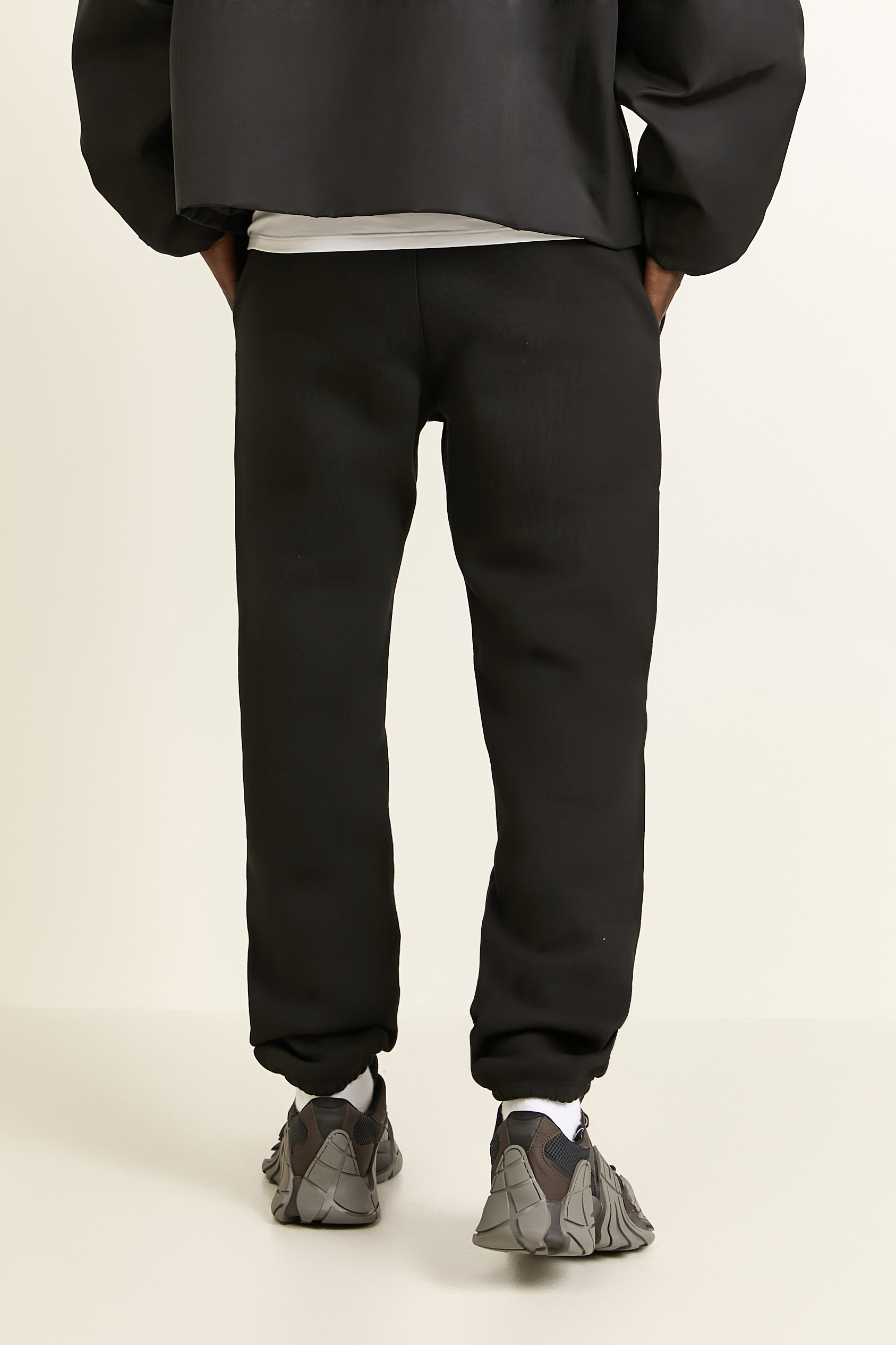 תמונת תקריב דוגמן של מכנסי ג'וגר FEAR OF GOD ESSENTIALS