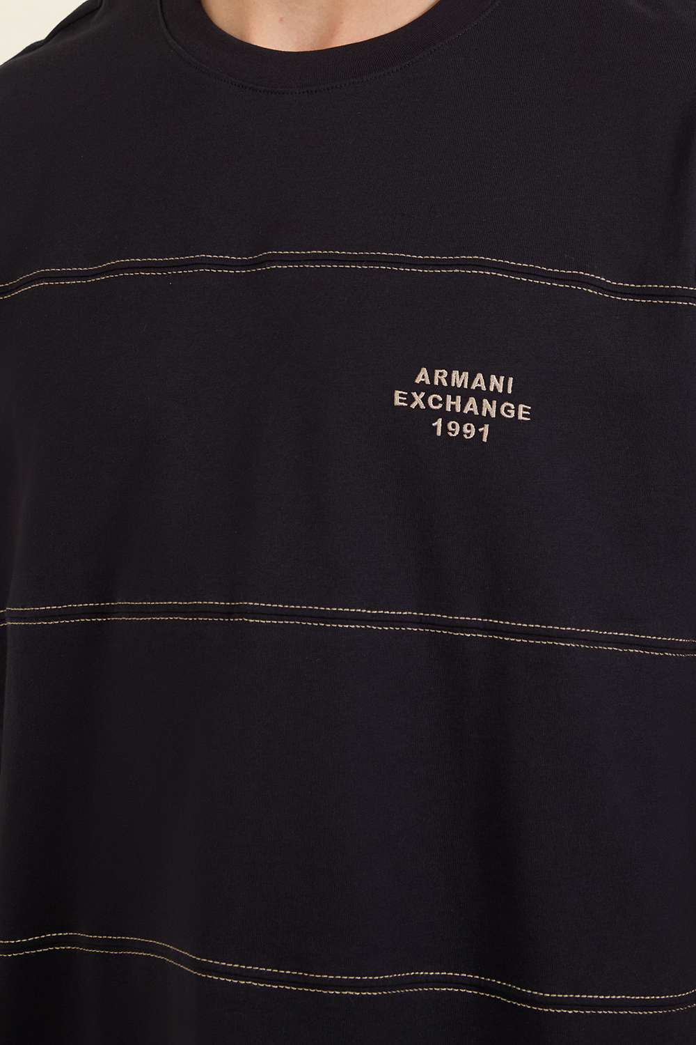 תמונת תקריב דוגמן של חולצת טי ARMANI EXCHANGE