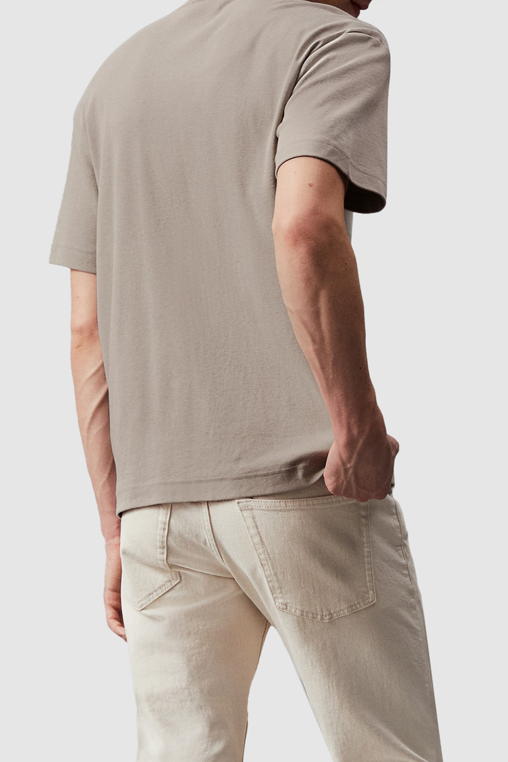 תמונת דוגמן אחורית של חולצת טי CALVIN KLEIN