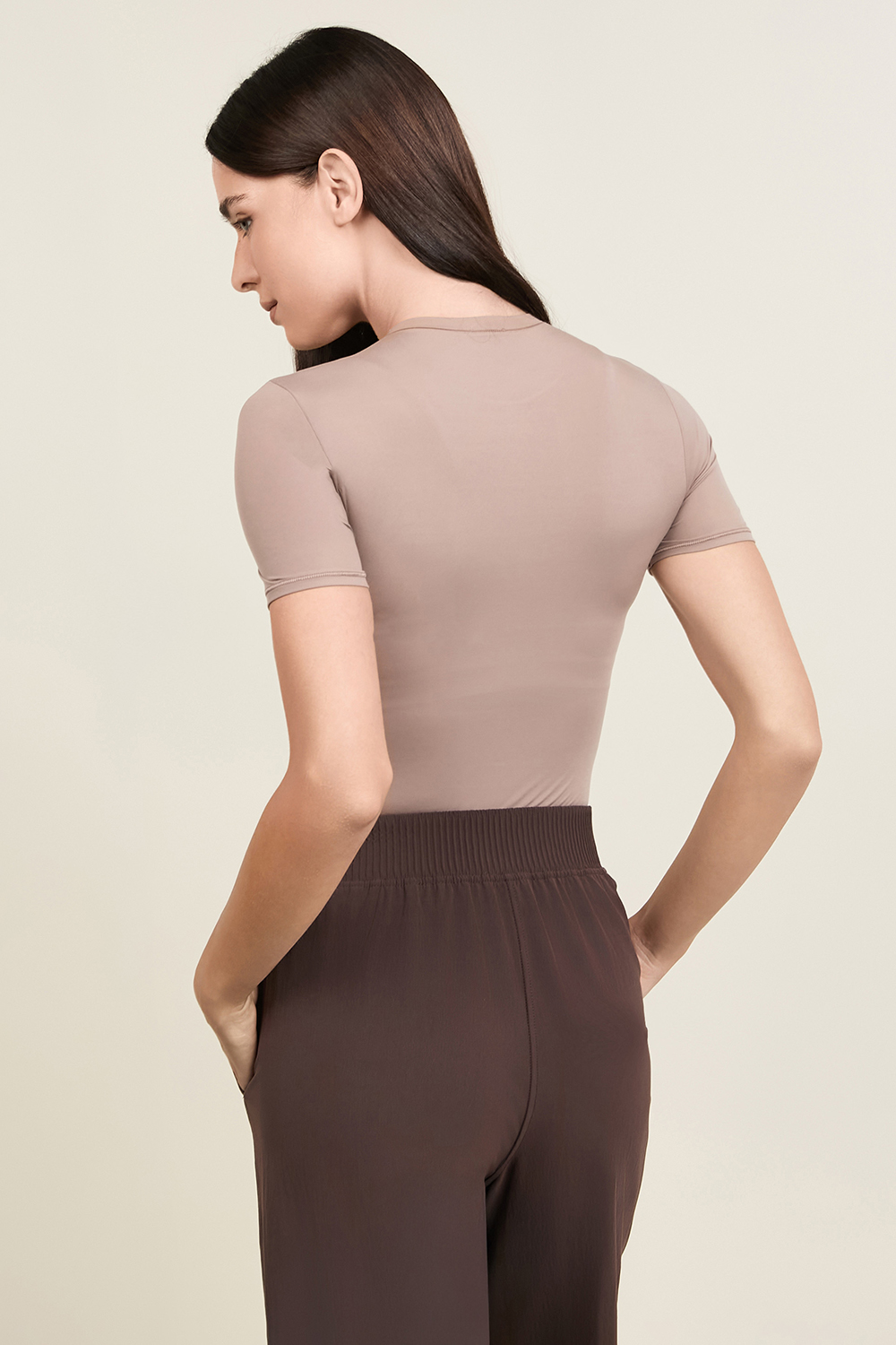 תמונת דוגמן אחורית של Nulu Short-Sleeve Crew Thong Bodysuit LULULEMON