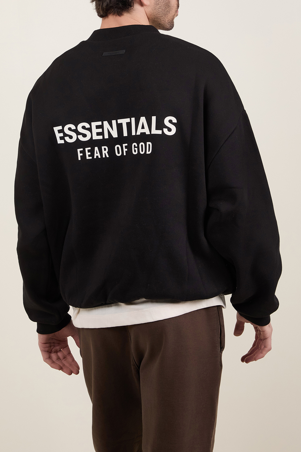 תמונת דוגמן אחורית של סווטשירט קפוצ'ון FEAR OF GOD ESSENTIALS