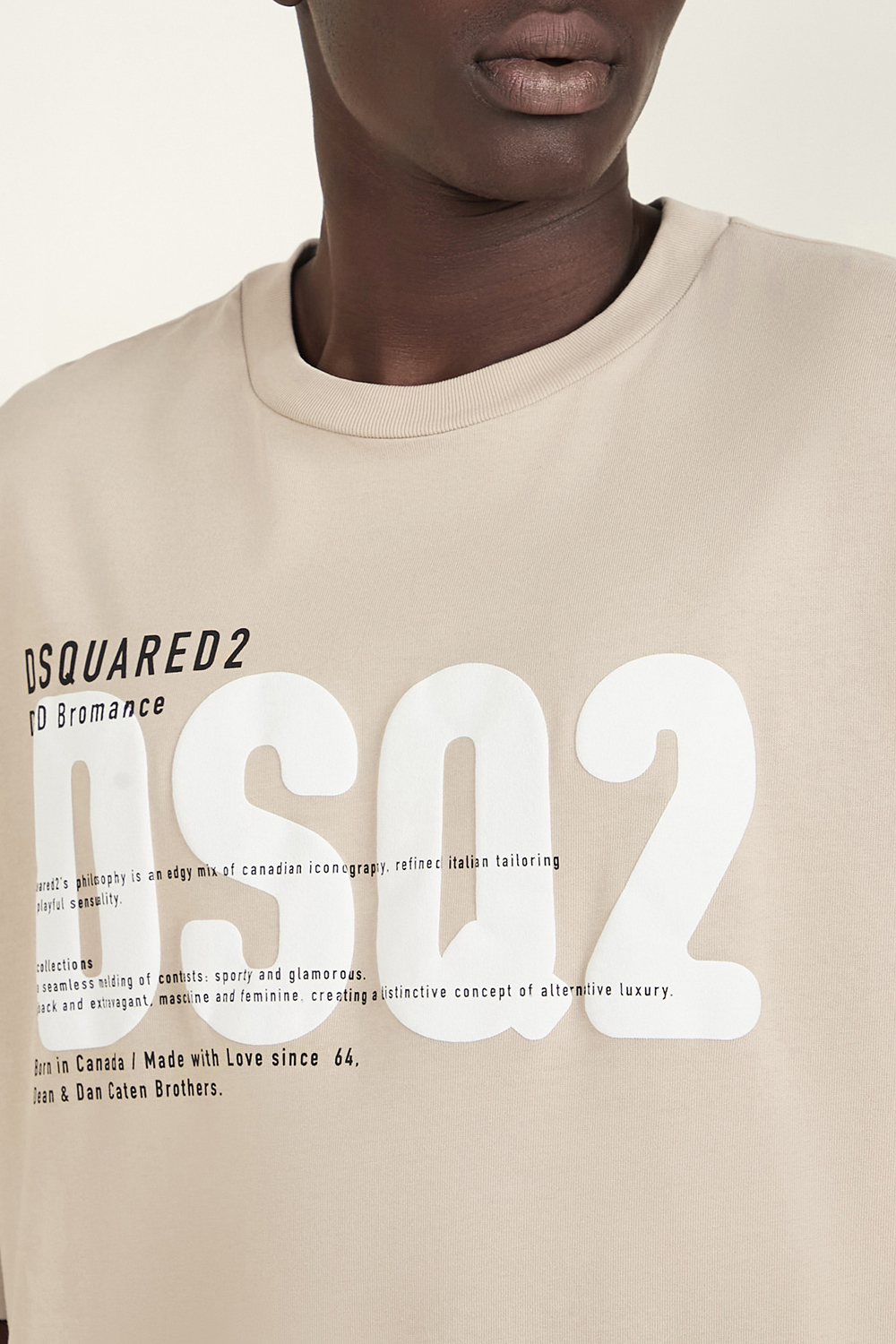 תמונת תקריב דוגמן של חולצת טי DSQUARED2
