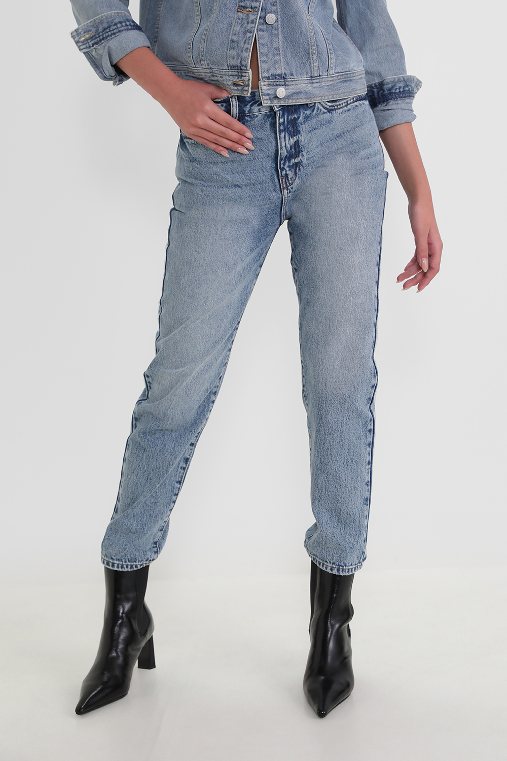 תמונת דוגמן קידמית של מכנסי ג'ינס בגזרה ישרה ARMANI EXCHANGE