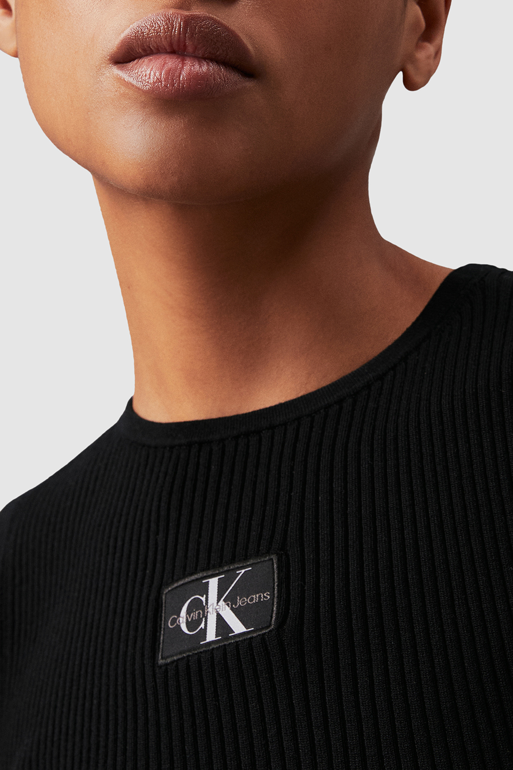 תמונת תקריב דוגמן של גופיית ריב CALVIN KLEIN