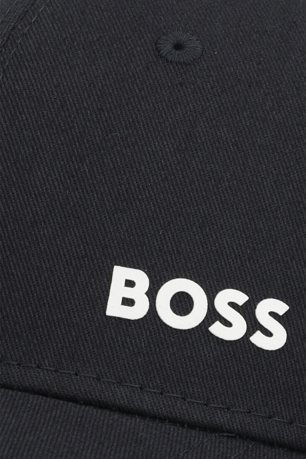 תמונת תקריב של כובע מצחייה BOSS