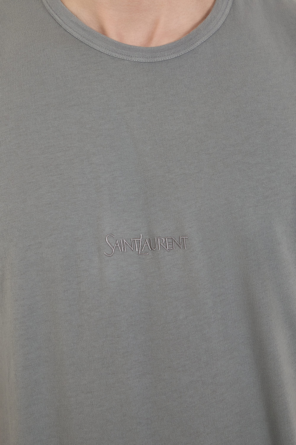 תמונת תקריב דוגמן של חולצת טי SAINT LAURENT