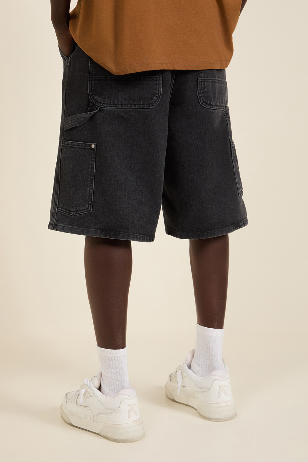 תמונת תקריב דוגמן של מכנסי ברמודה ג'ינס CARHARTT WIP