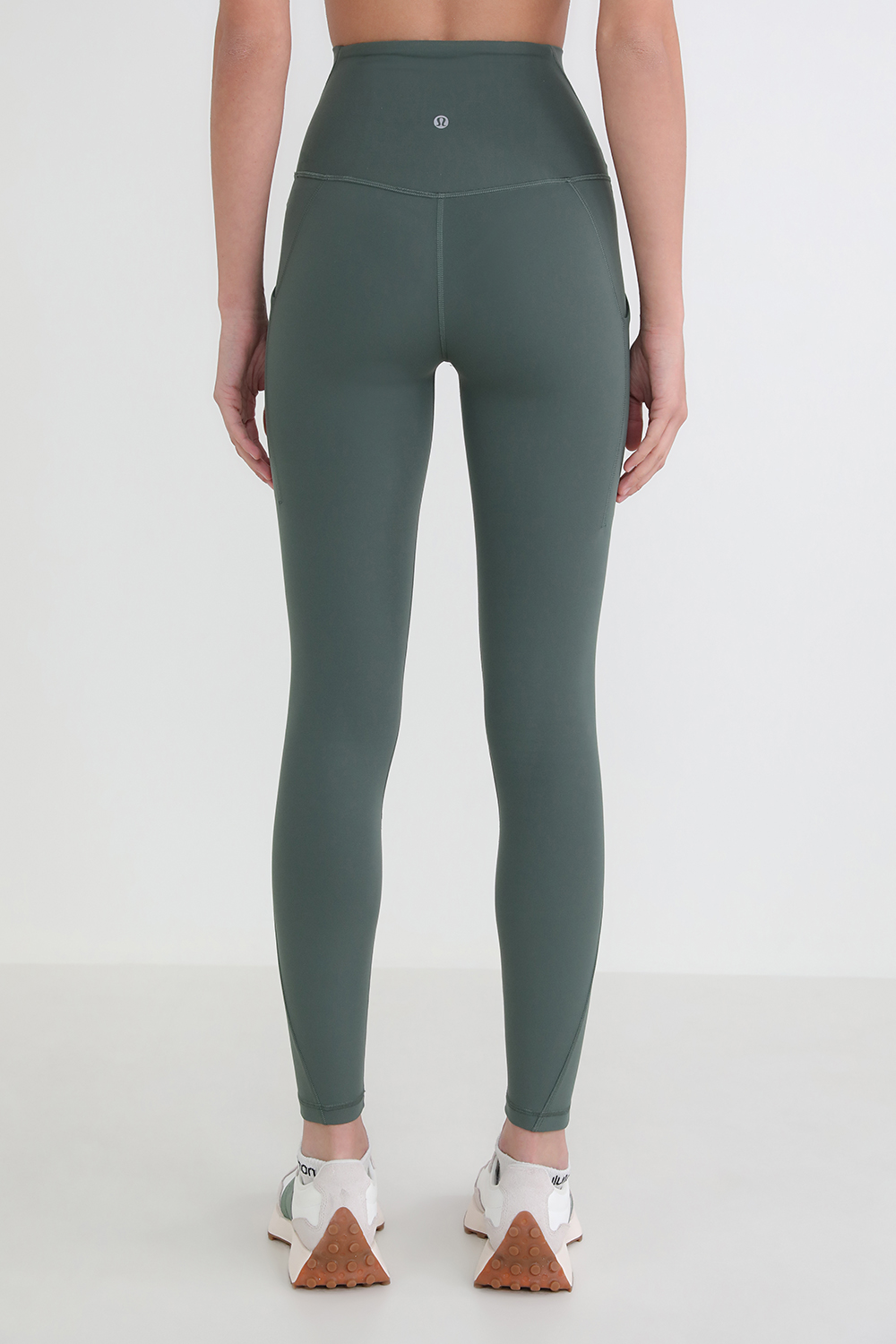 תמונת דוגמן אחורית של Align™Pant 25" *Pockets