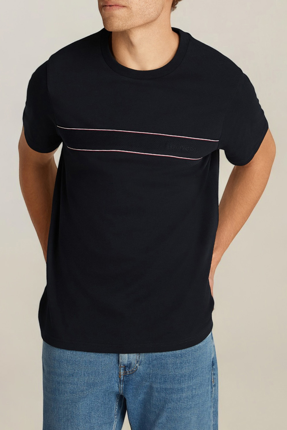 תמונת דוגמן קידמית של חולצת טי TOMMY HILFIGER
