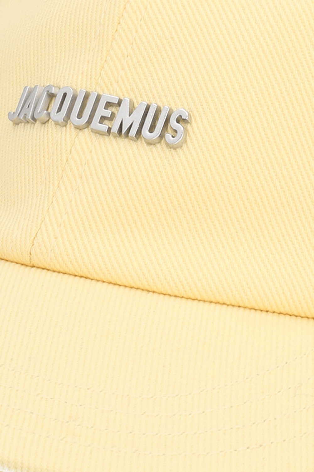 תמונת תקריב של כובע מצחייה JACQUEMUS