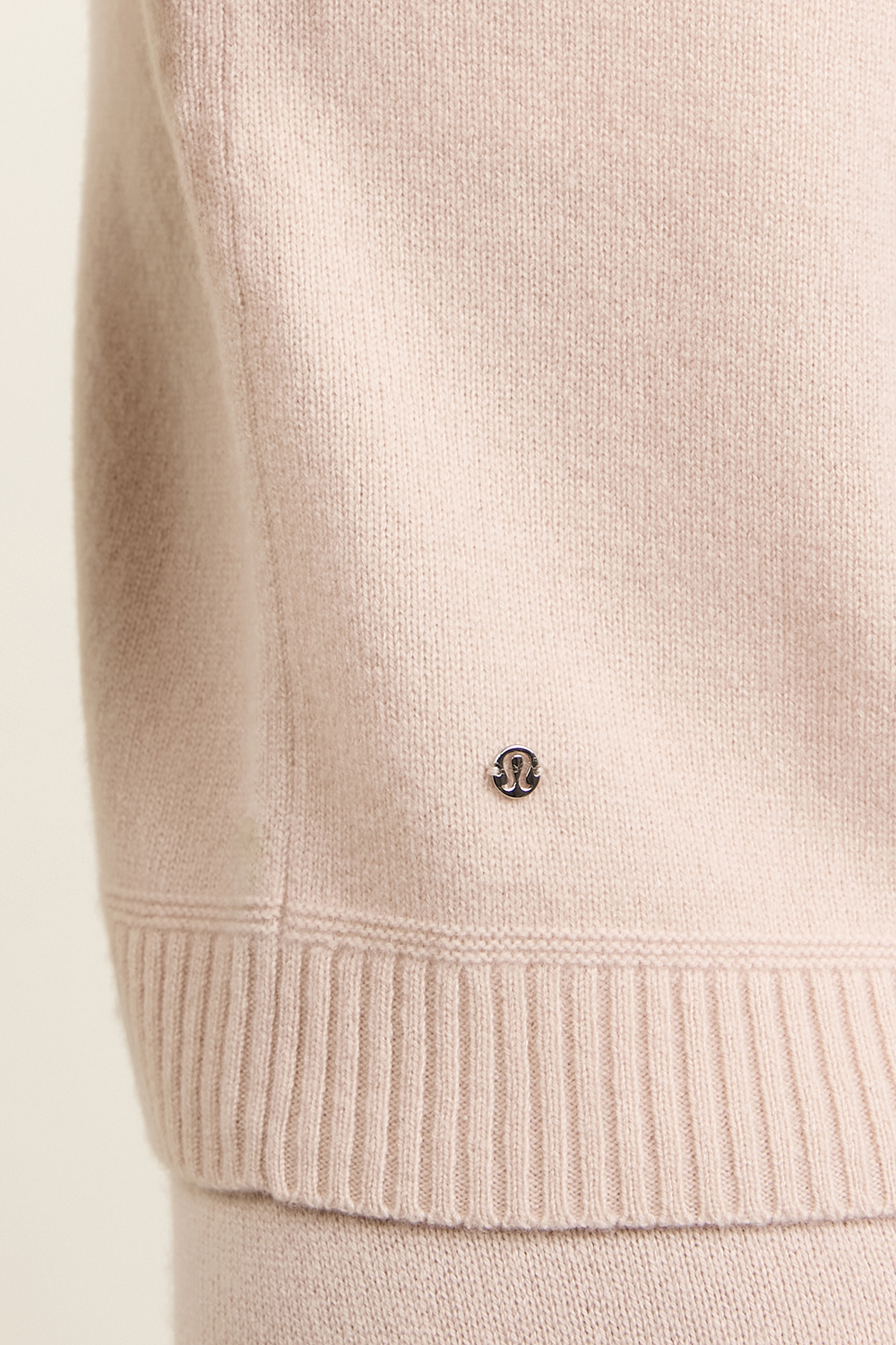 תמונת תקריב דוגמן של Cashmere Slim-Fit Crewneck Sweater LULULEMON